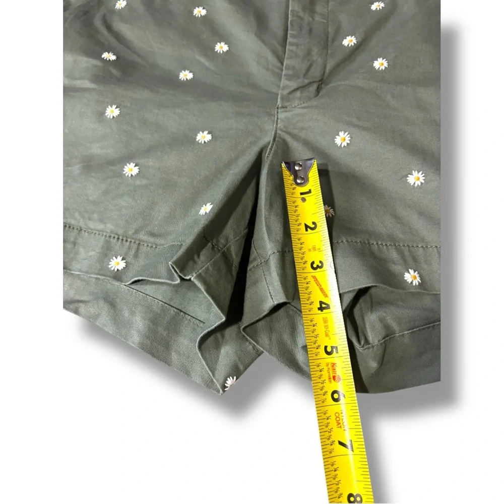 Old Navy Olive Green Small White Floral Print Women's Everyday Mid Rise Shorts
